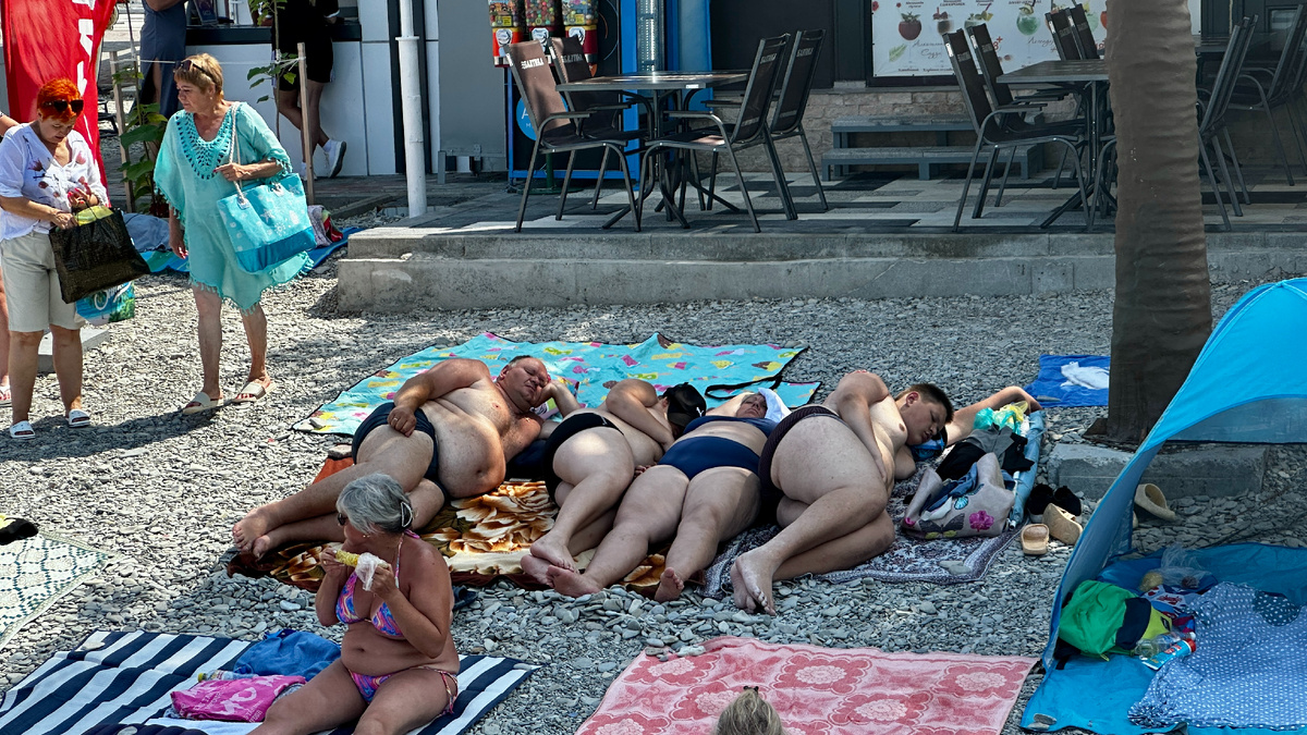 Я бы такой баннер на их месте вешала со словами: "Пока вы отдыхаете на пляже - ваша квартира сама сдаётся!"))) Забавно ведь? 