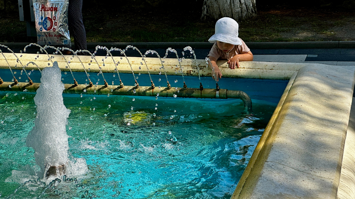 Наверное даже этот малыш уже не верит в сказки, но наших людей не победить) На всякую логику - мы ответим своим скепсисом!