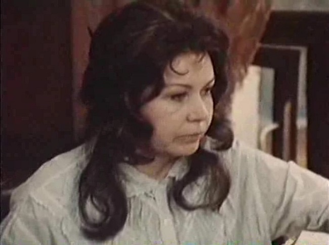 В роли барыни Затрапезной - Инна Макарова. Кадр из фильма «Пошехонская старина» (1975). Скриншот.