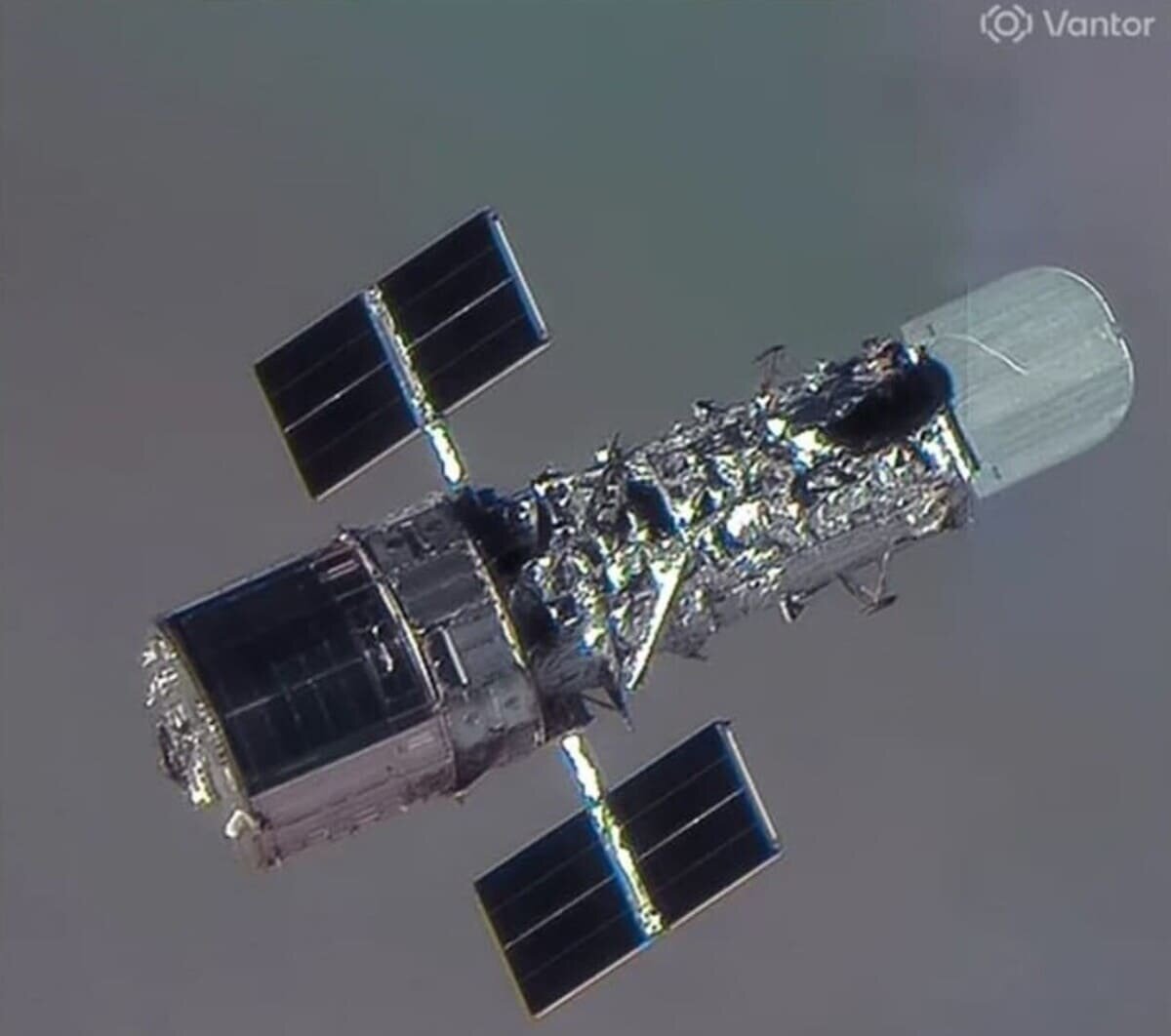 Спутник снял одно из самых детальных фото космического телескопа «Хаббл»