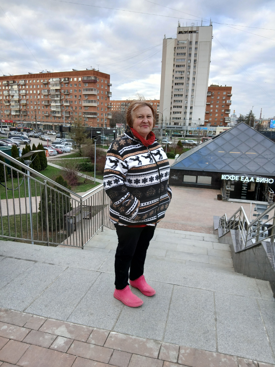 На прогулке , не думала далеко от дома уходить 