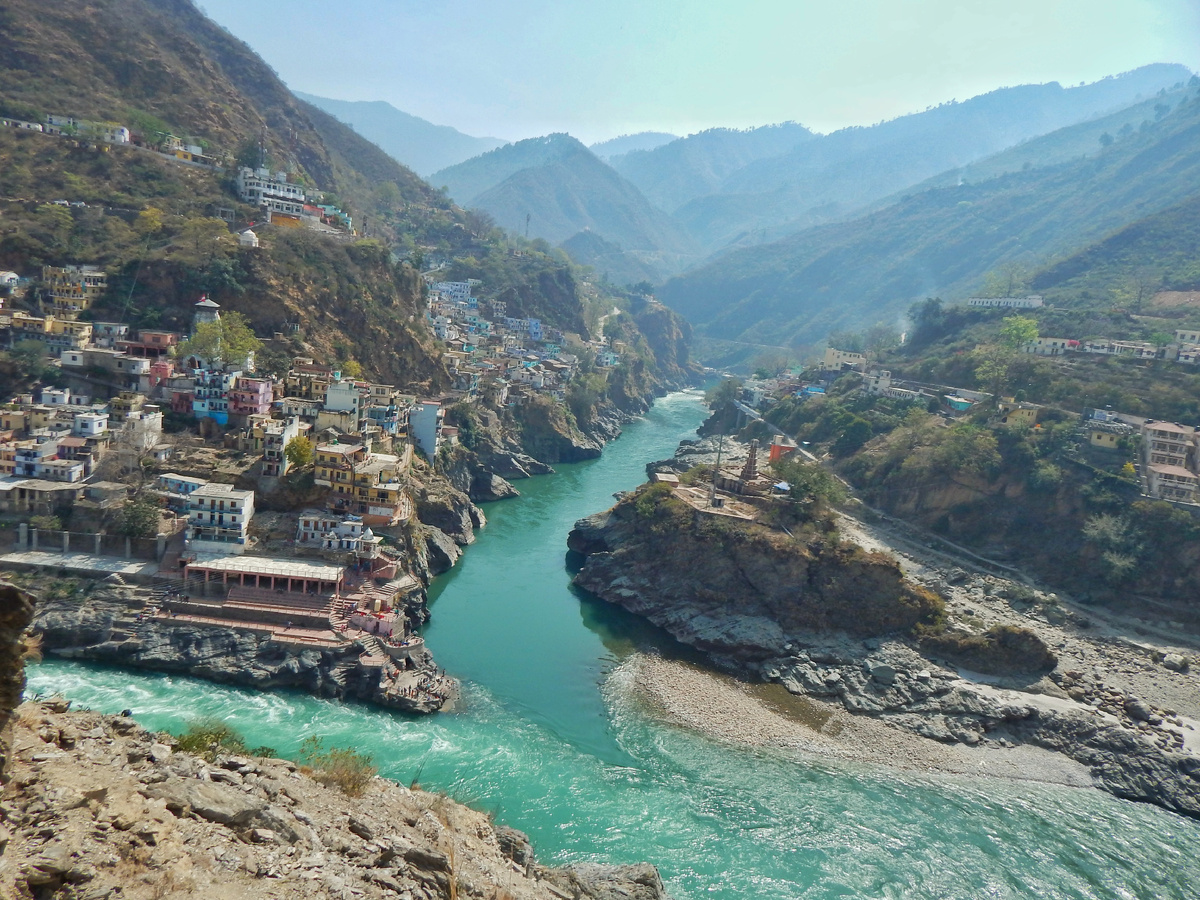 Изображение взято с сайта https://upload.wikimedia.org/wikipedia/commons/3/34/Devprayag%2C_Birth_of_holy_Ganga_river.jpg