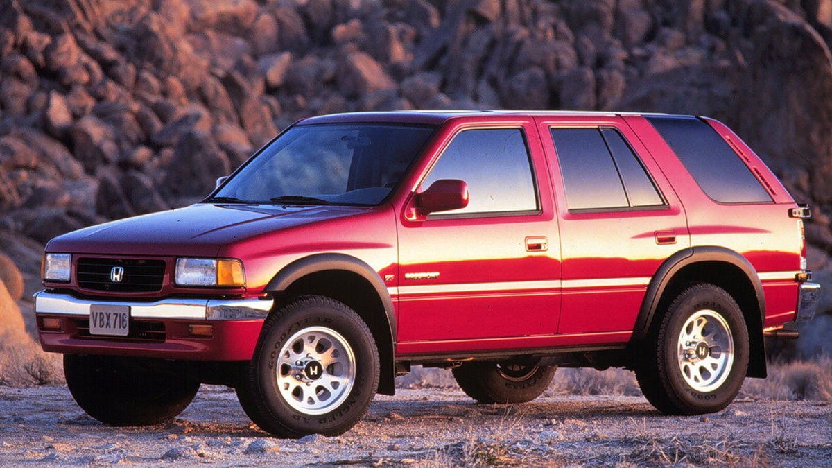 За счет хромированного декора и улучшенного салона, Honda позиционировала Passport чуть выше по статусу, поэтому цены на эту модель были выше, чем на соплатформенный Isuzu