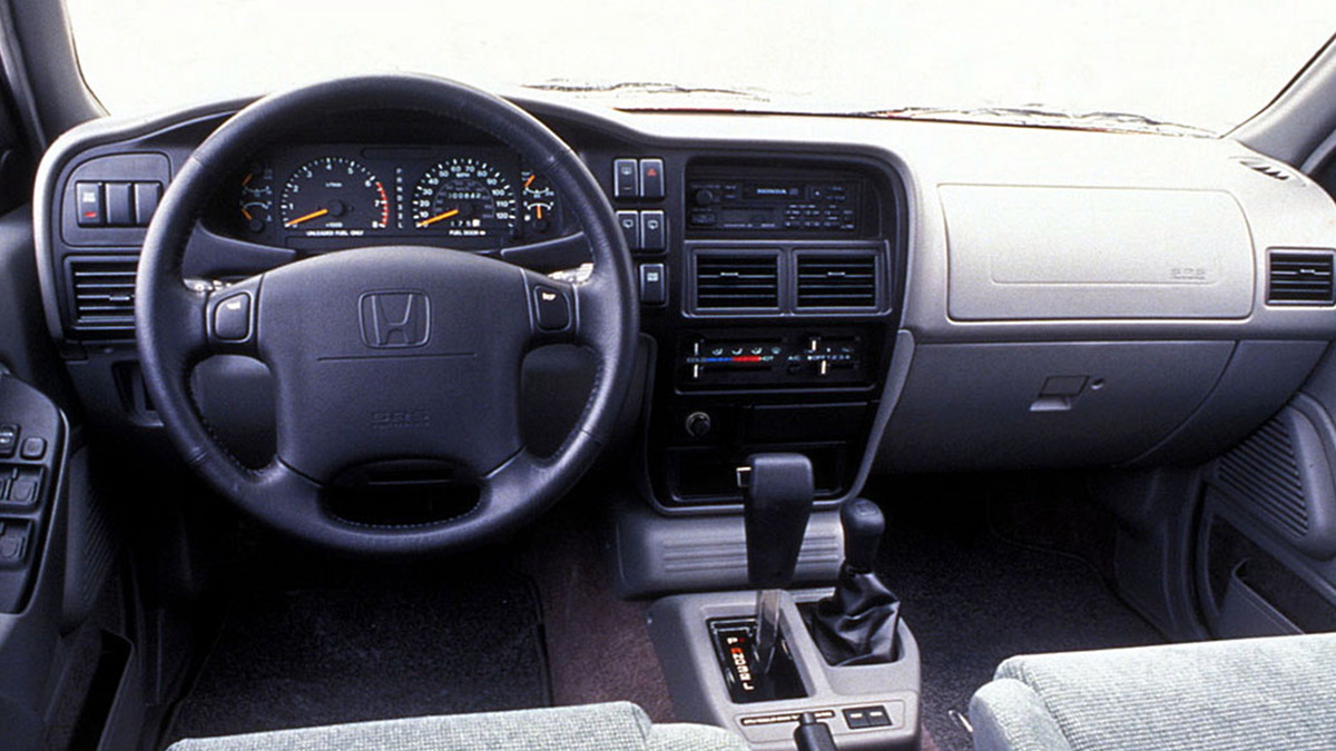 В то время как стандартный Isuzu Rodeo мог быть «пустым», Passport (комплектация DX) уже в базе предлагал центральный замок, гидроусилитель руля и улучшенную тканевую обивку. Прерогативой следующей версии LX стали электростеклоподъемники, круиз-контроль и кондиционер, а в топовом исполнении EX можно было обнаружить кожаную отделку сидений, электролюк, неплохую аудиосистему Alpine и вставки под дерево