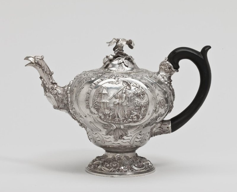 Серебряный, с деревянной ручкой, чайник из Ораниенбаумского сервиза. Мастер Уайт Фуллер, 1756 год. © Государственный Эрмитаж