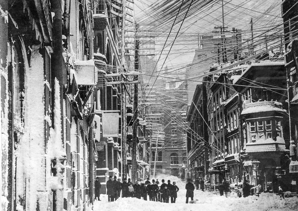 Изображение: улицы Нью-Йорка в 1888 году. После метели многие воздушные линии электропередач оборвались и стали представлять опасность для жителей города.