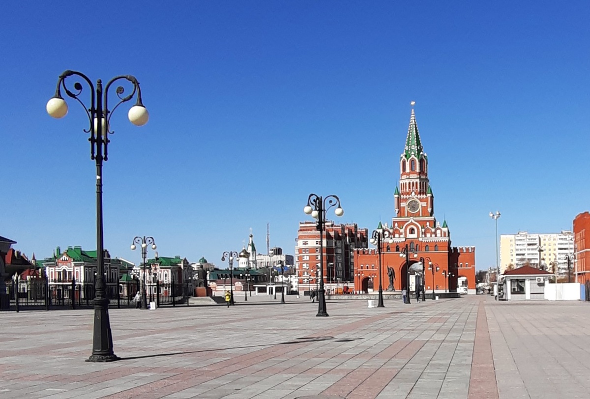 Бульвар Чавайна. Вид на Благовещенскую башню. г. Йошкар-Ола