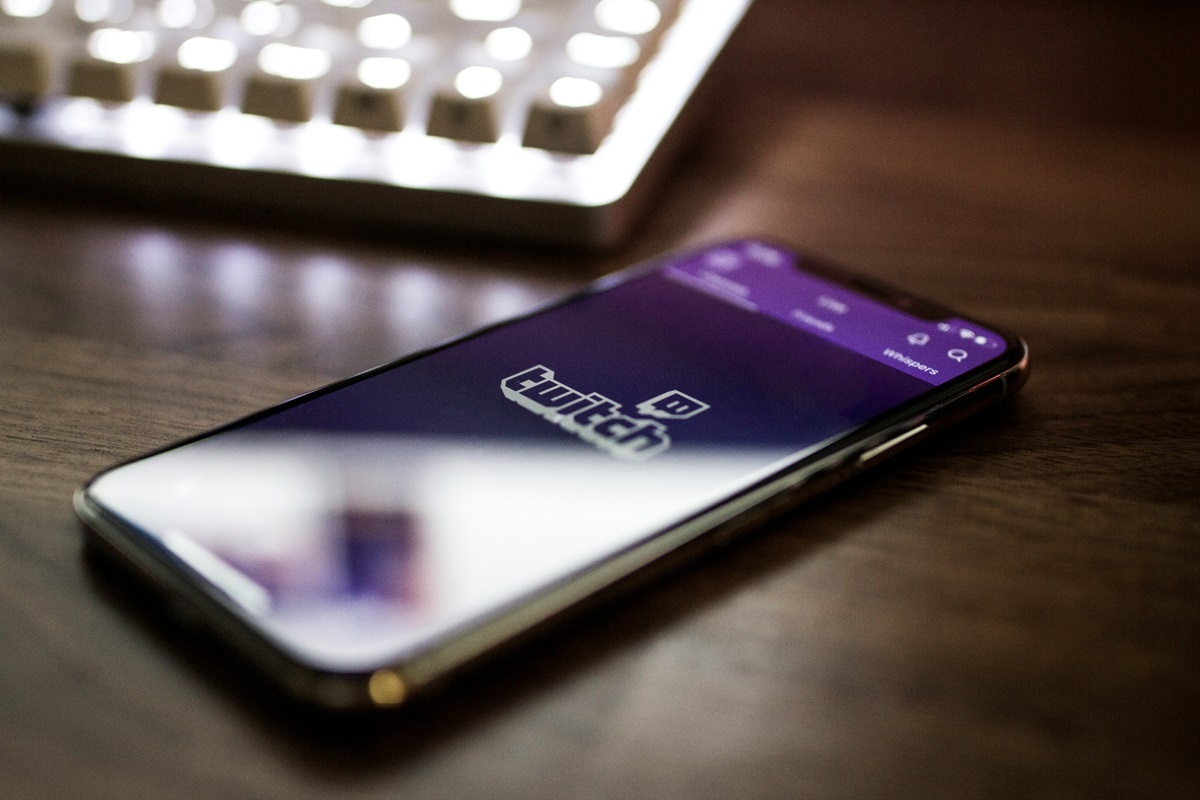     Массовая блокировка на Twitch: 17 российских стримеров с многомиллионной аудиторией забанены за участие в одном турнире