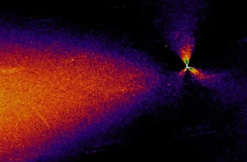 Источник: NASA, Вблизи ядра 3I/ATLAS видна симметричная структура из трех одинаково разделенных струй.