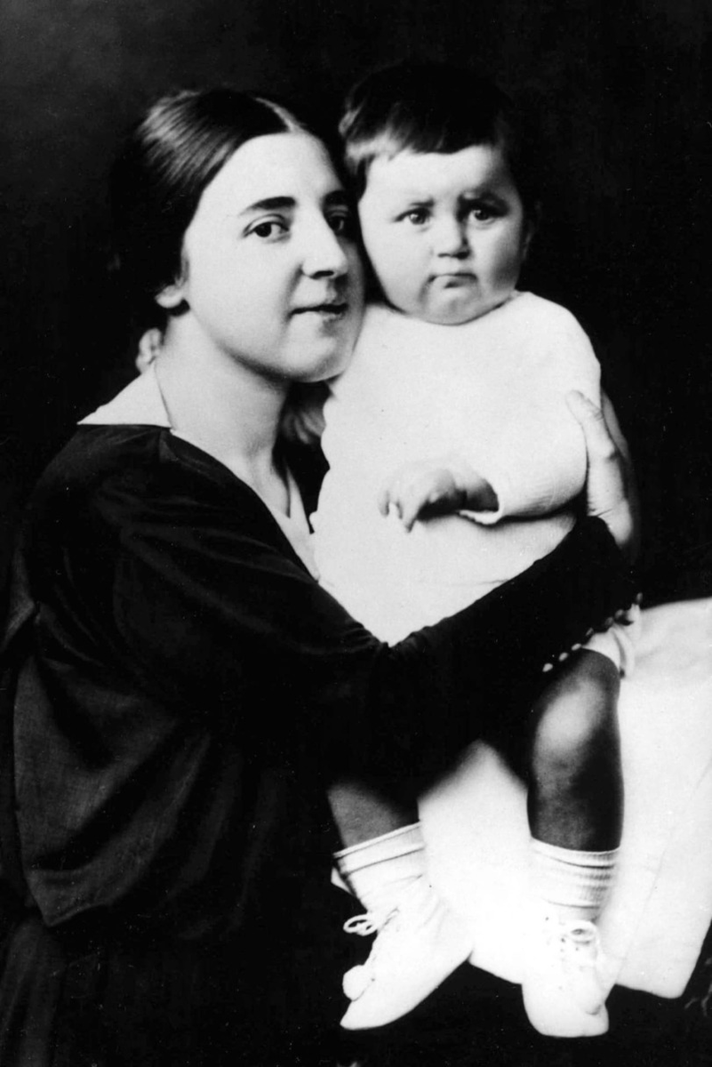 Надежда Аллилуева с дочерью Светланой. Изображение из открытых источников