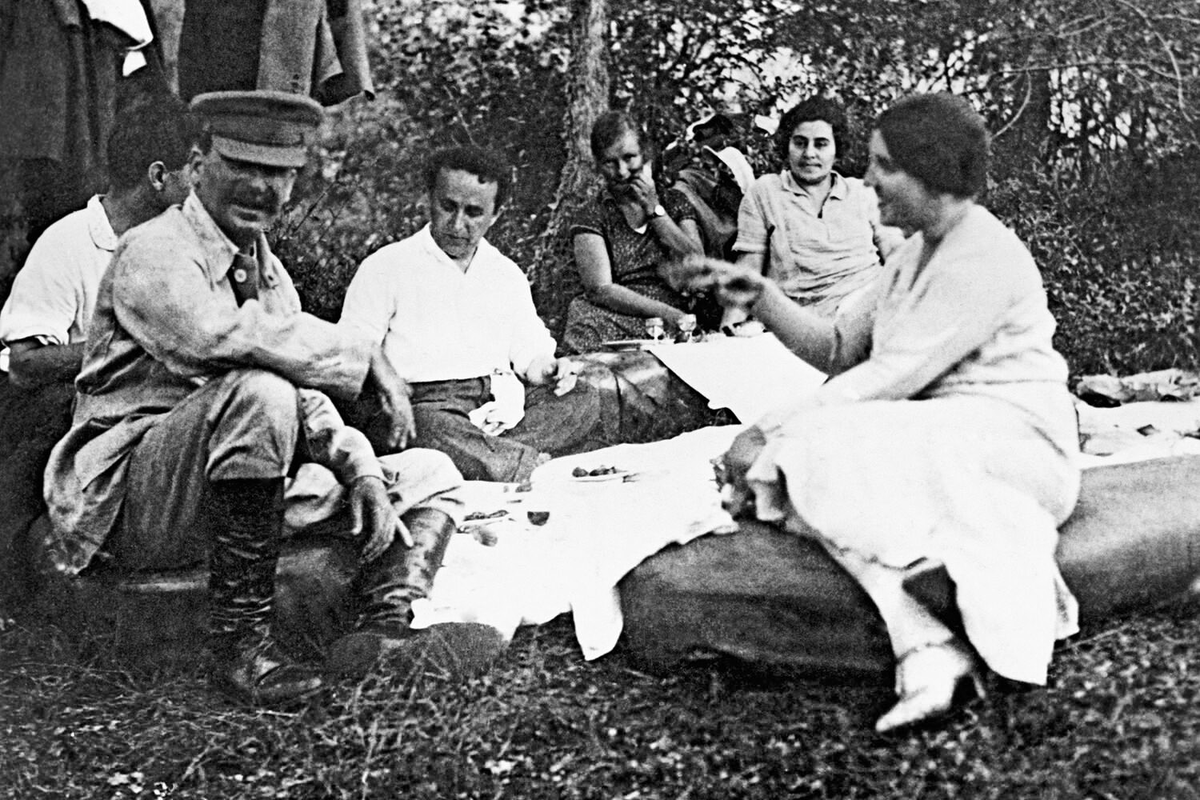 И.В.Сталин (на первом плане слева) с женой Надеждой Аллилуевой (справа) на пикнике в лесу с друзьями. Начало 1920-х годов
Фото из личного архива Елены Коваленко/РИА Новости