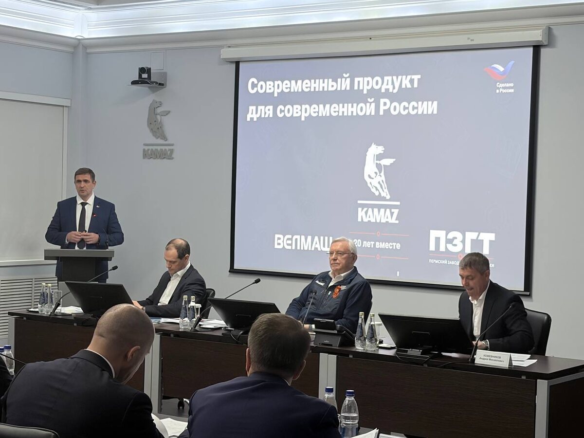 С докладом на деловой программе Денис Викторович Миночкин