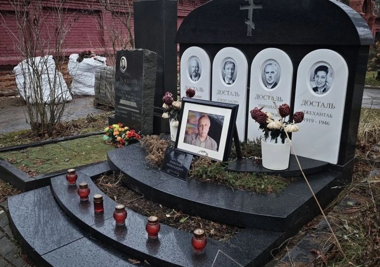 Памятники с историей: одни из самых интересных могил Новодевичьего кладбища Москвы.