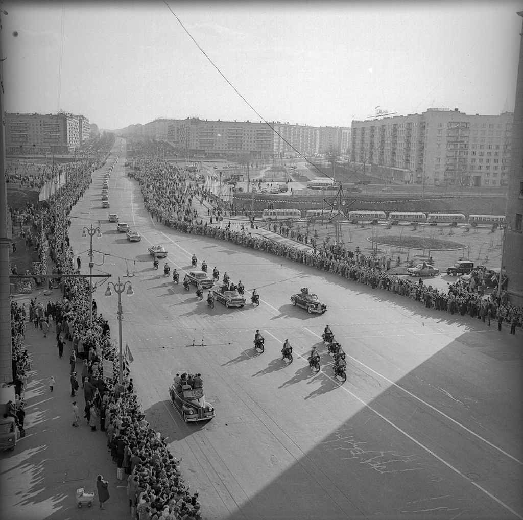 Москвичи встречают Фиделя Кастро. Евгений Халдей, 29 апреля 1963 года, г. Москва, МАММ/МДФ.