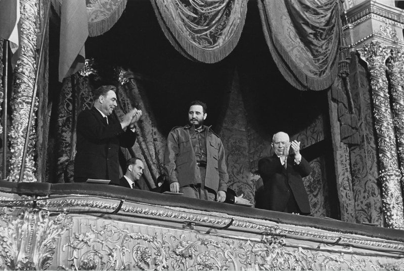 Визит Фиделя Кастро в СССР. В ложе Большого театра Леонид Брежнев, Фидель Кастро и Никита Хрущев. Евгений Умнов, 29 апреля 1963 года, г. Москва, МАММ/МДФ.