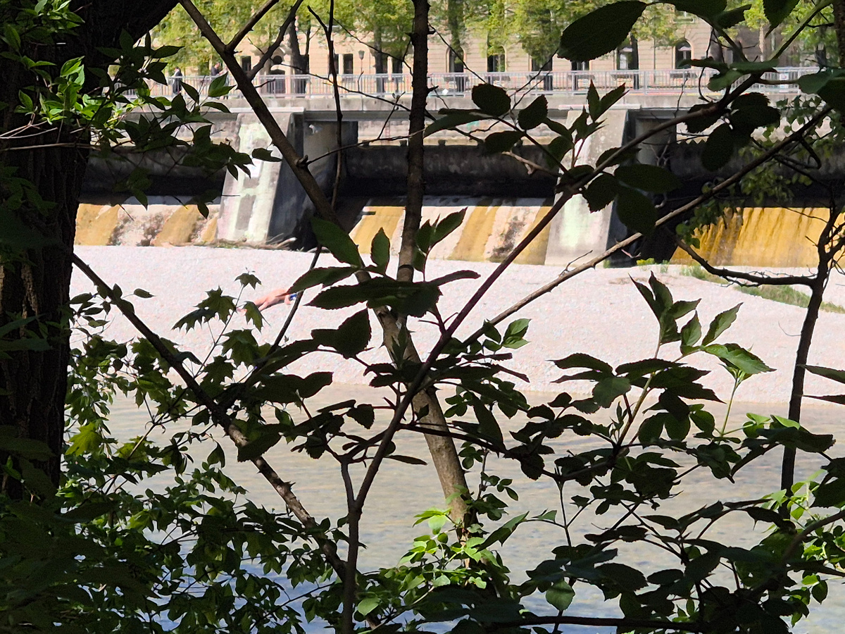 Мюнхен, народ уже вышел ловить солнце