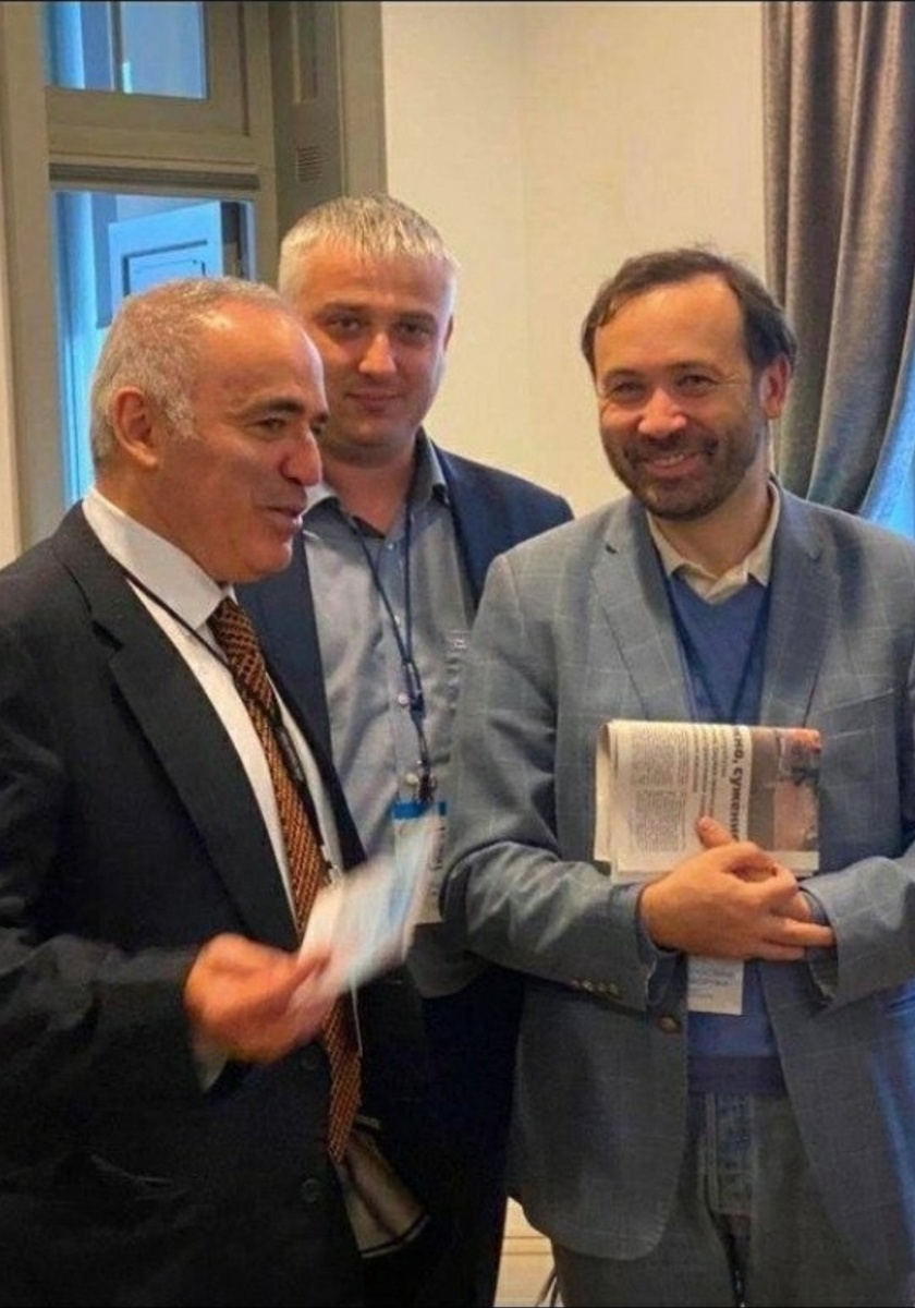 Слева направо:Гарри Каспаров*,Николай Степанов и Илья Пономарёв*.