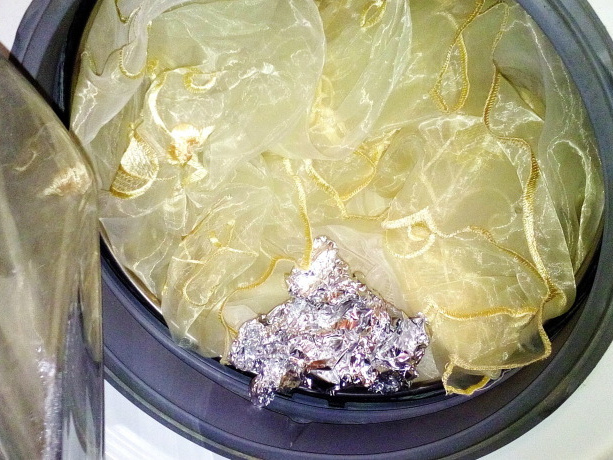 Класть кусочек фольги в барабан стиральной машинки и другие необычные правила стирки