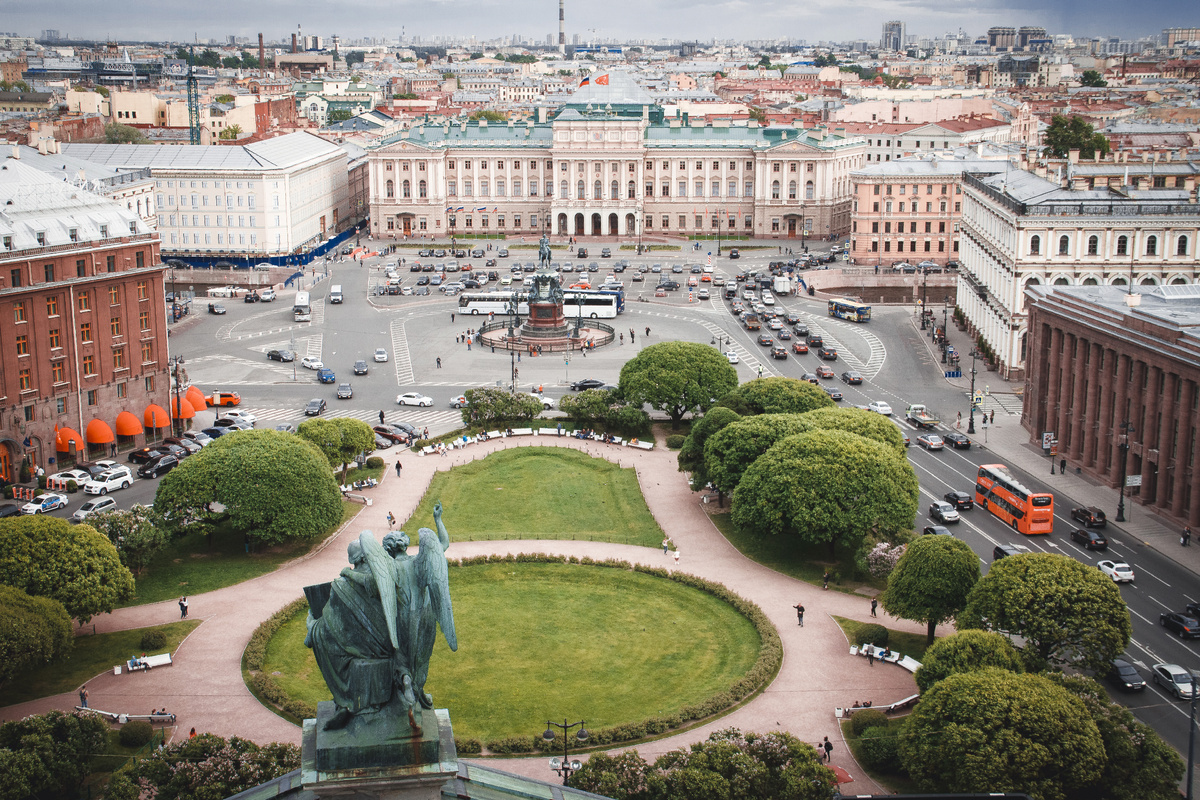 Мариинский дворец расположен на южной стороне Исаакиевской площади. Источник: Shutterstock