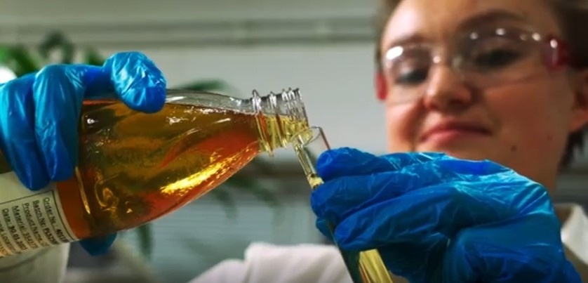 Проверка масел в лаборатории 