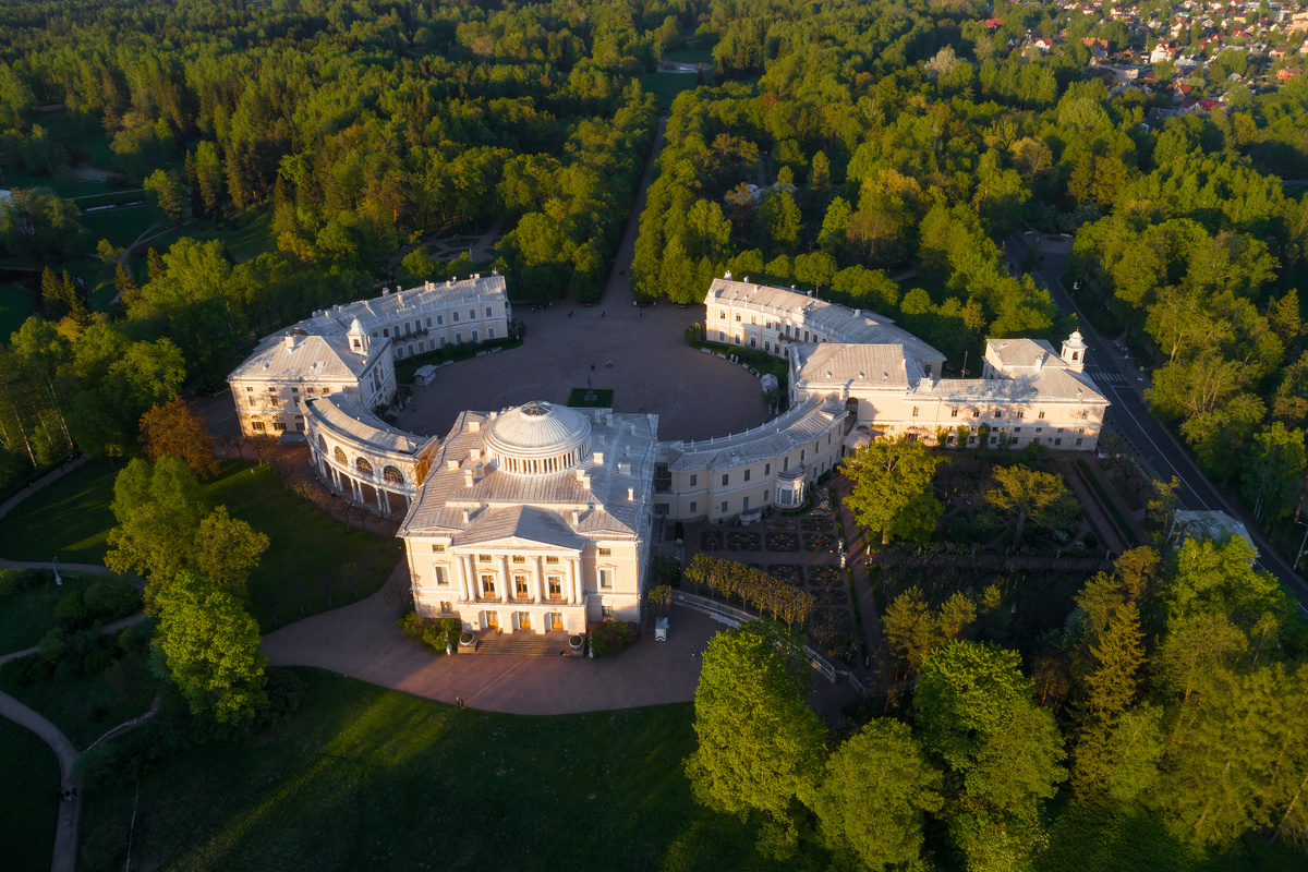Аэрофотосъемка над Павловским дворцом солнечным майским вечером. Источник: Shutterstock