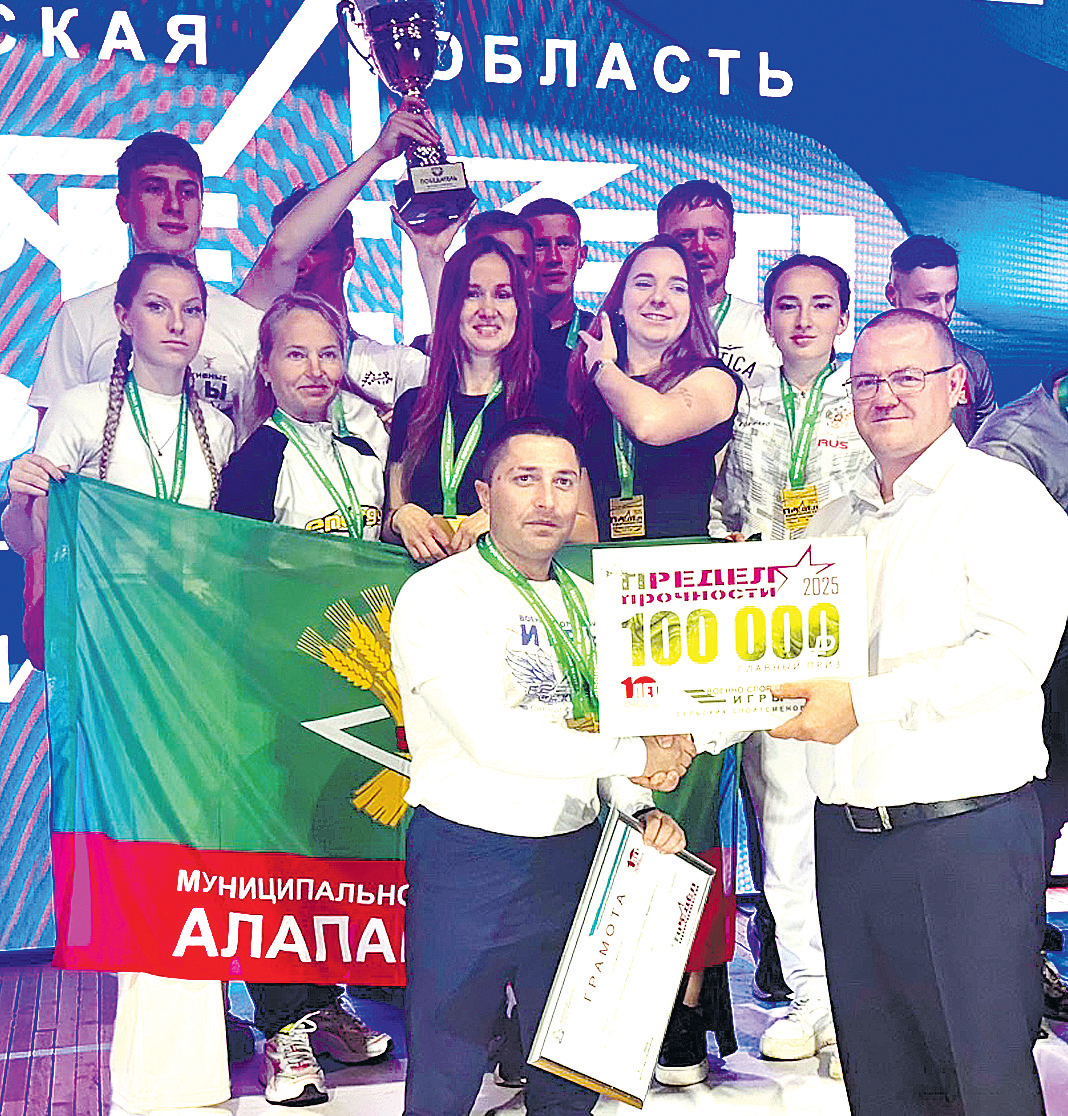 Виктор Афанасьев (крайний справа) с командой МО Алапаевское