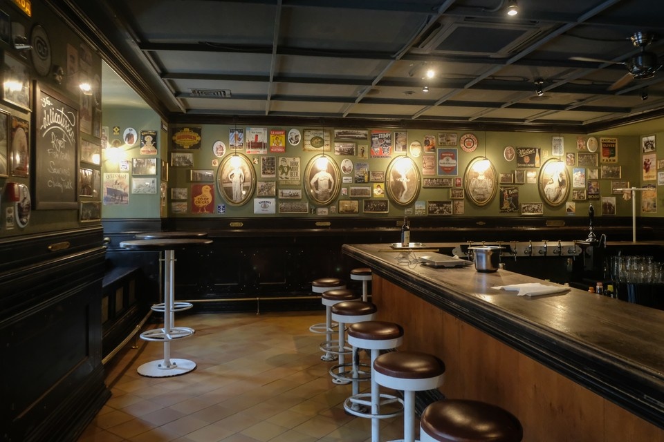    Чтобы скрыть следы, они прятали бутылки в специальных тайниках. Артем КИЛЬКИН