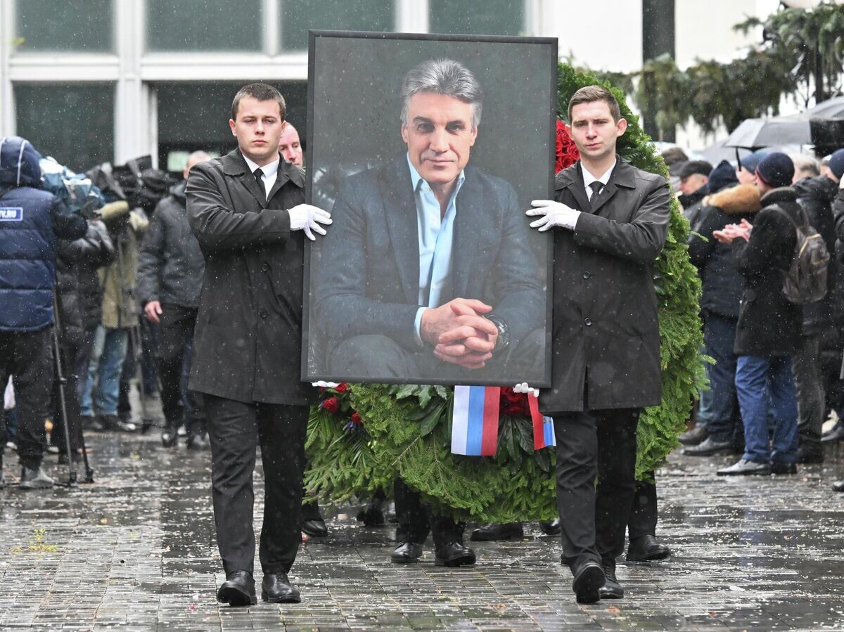    Прощание с телеведущим Алексеем Пимановым в Москве | © РИА Новости / Илья Питалев