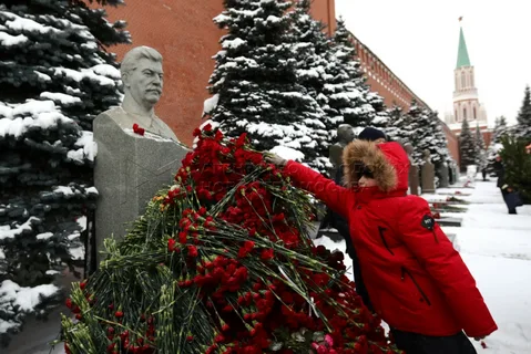 Для информации: на могиле И.В.Сталина круглый год лежим огромное количество цветов - тирану столько цветов бы не принесли
