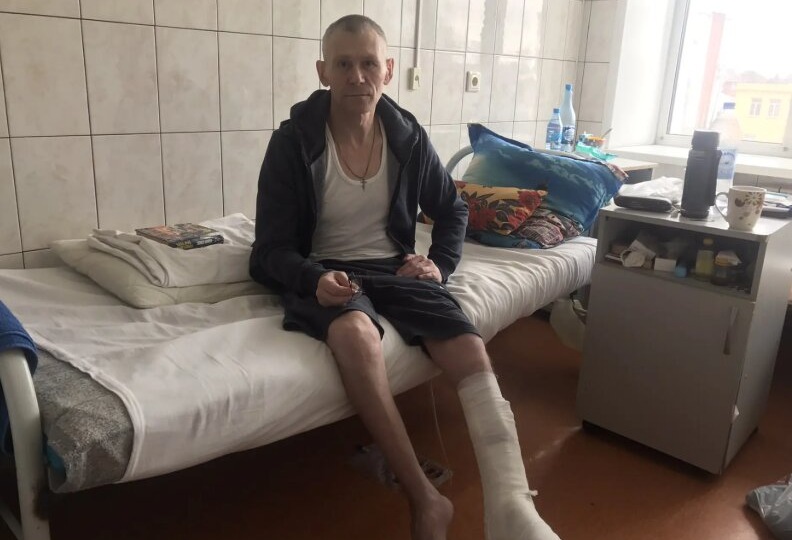 «Боюсь, что сойду с ума»: мужчина 2,5 года лежит в больнице после падения с её крыши