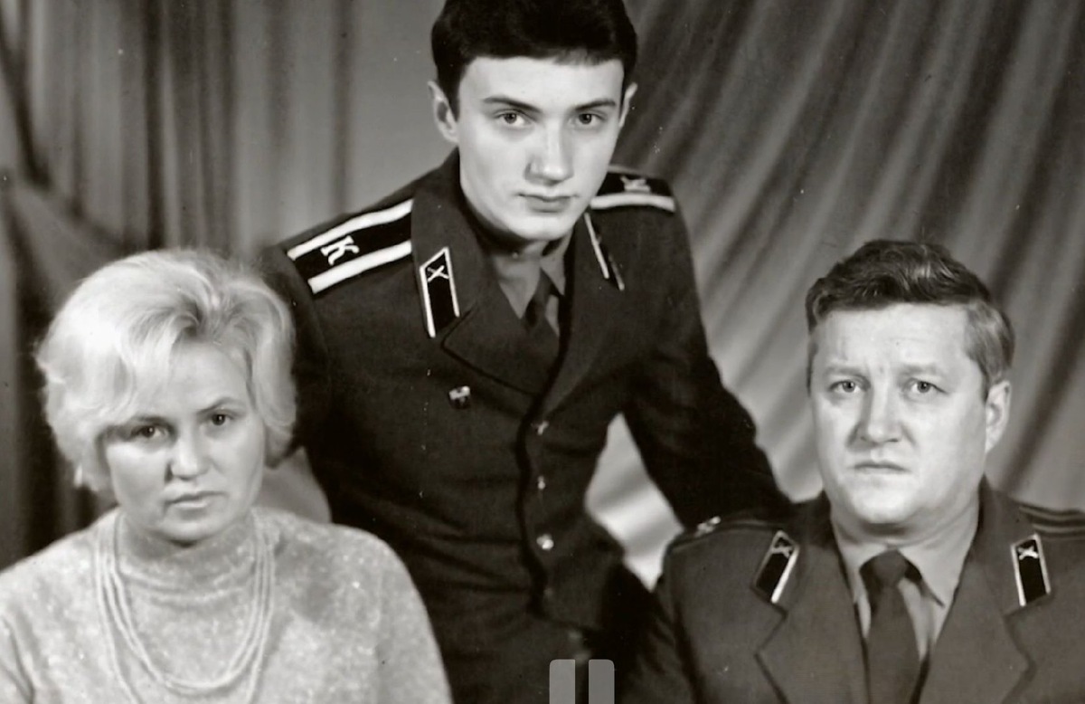    Олег Комаров с родителями (Фото: скриншот т/п «Судьба человека»)