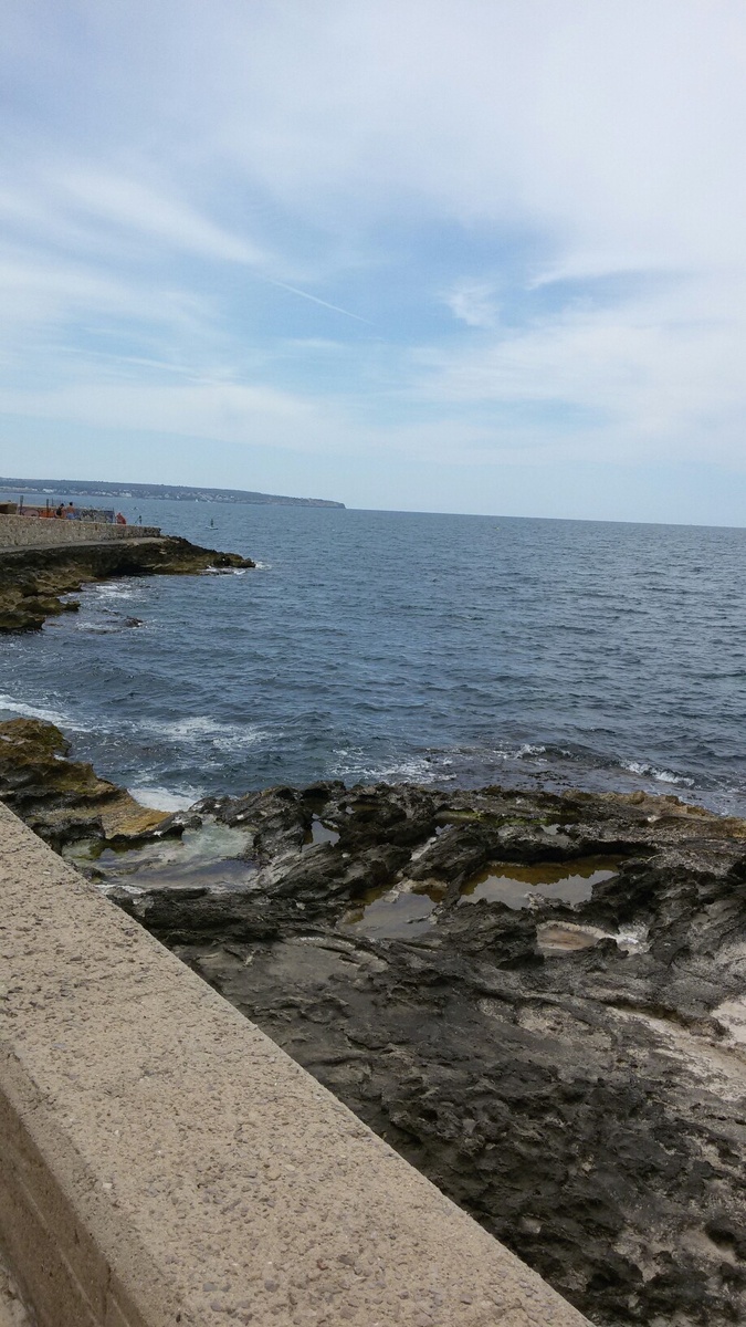 У скадистых берегов любуюсь морем