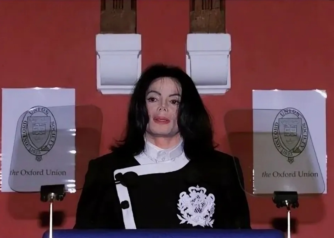 Майкл Джексон в Оксфорде. 27 февраля 2001 года сообщалось, что Майкл Джексон сломал ногу при падении в своём доме на ранчо Неверленд в Калифорнии. У певца был закрытый перелом ступни, правая нога до колена оказалась в гипсе. 6 марта 2001 года певец приехал на лекцию в Оксфорде (Великобритания) на костылях. 
