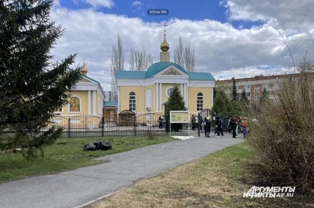    На прощание пришло больше сотни человек. Фото: omsk.aif.ru// Евгения Хомицкая