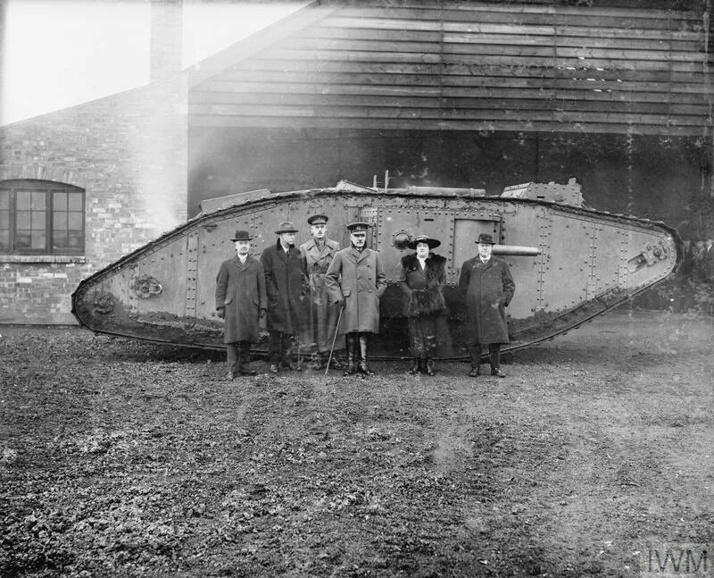 Первый прототип танка Марк 1. Сэр Уильям Триттон (справа)