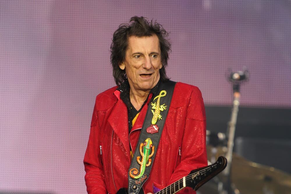 Ронни Вуд во время выступления The Rolling Stones на стадионе «Энфилд» в Ливерпуле в рамках первого британского тура SIXTY 