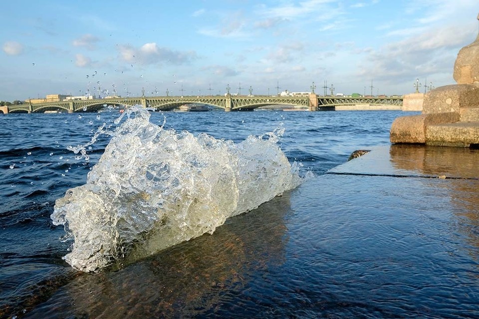    Проезд по Троицкому мосту снова доступен. Артем КИЛЬКИН