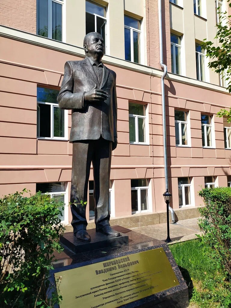 Фото из интернета.  Памятник Жириновскому    в Басманном переулке