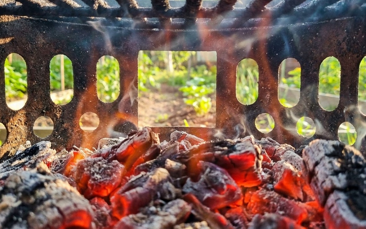 Чем сильнее поток воздуха, тем агрессивнее разгораются угли