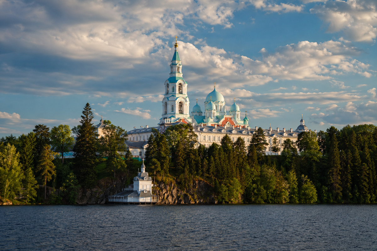 Спасо-Преображенский собор Валаамского монастыря возвышается над водами Ладоги.