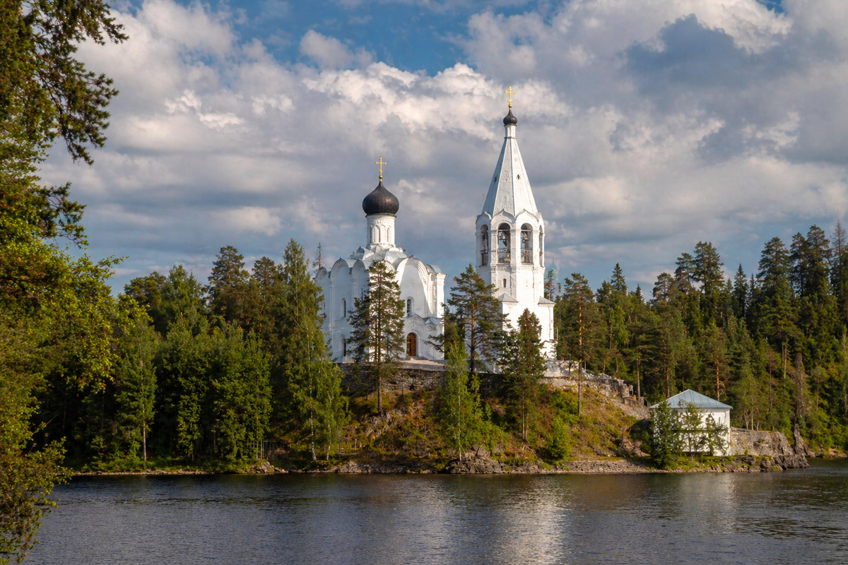 Никольский скит — первое, что видят паломники, прибывающие на остров.