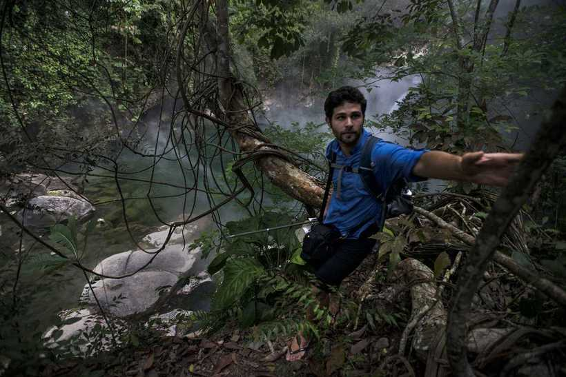 Ученый Андрес Рузо активно исследует кипящую реку 
