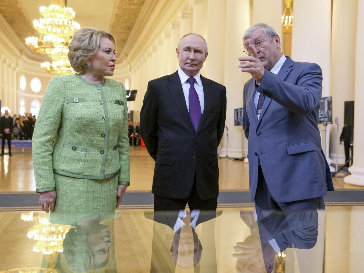    Президент РФ Владимир Путин во время осмотра выставки, приуроченной к 120-летию российского парламентаризма, в Таврическом дворце в Санкт-Петербурге | © РИА Новости / POOL