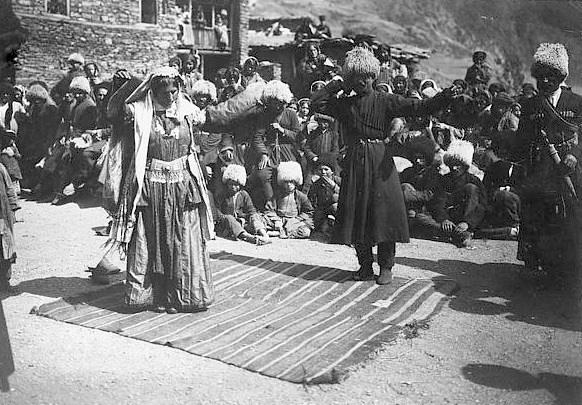 Танец "Лезгинка" в лезгинском ауле Ахты (Дагестанская область), 1900 год https://ru.wikipedia.org/wiki/%D0%9B%D0%B5%D0%B7%D0%B3%D0%B8%D0%BD%D0%BA%D0%B0#/media/%D0%A4%D0%B0%D0%B9%D0%BB:Lezgian_people,_dancing_lezginka_in_Akhti_village_in_Dagestanskaya_Oblast._Beginingth_of_XX_century.jpg