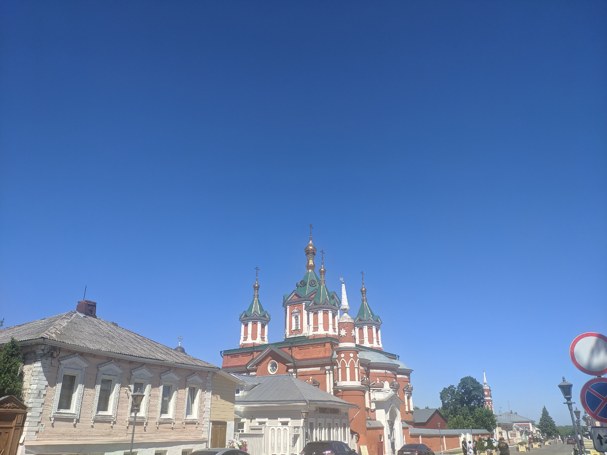 Мотайте фото кнопкой справа