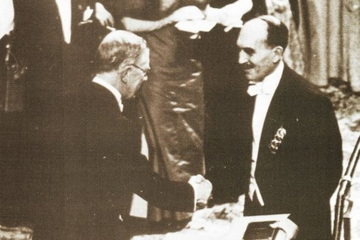 Вркчение Нобелевской премии Николаю Семёнову