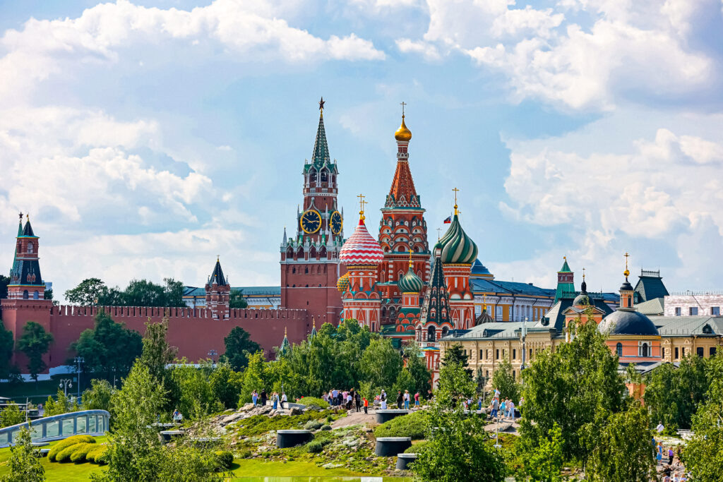 Москва, в которой история и современность буквально стоят рядом.