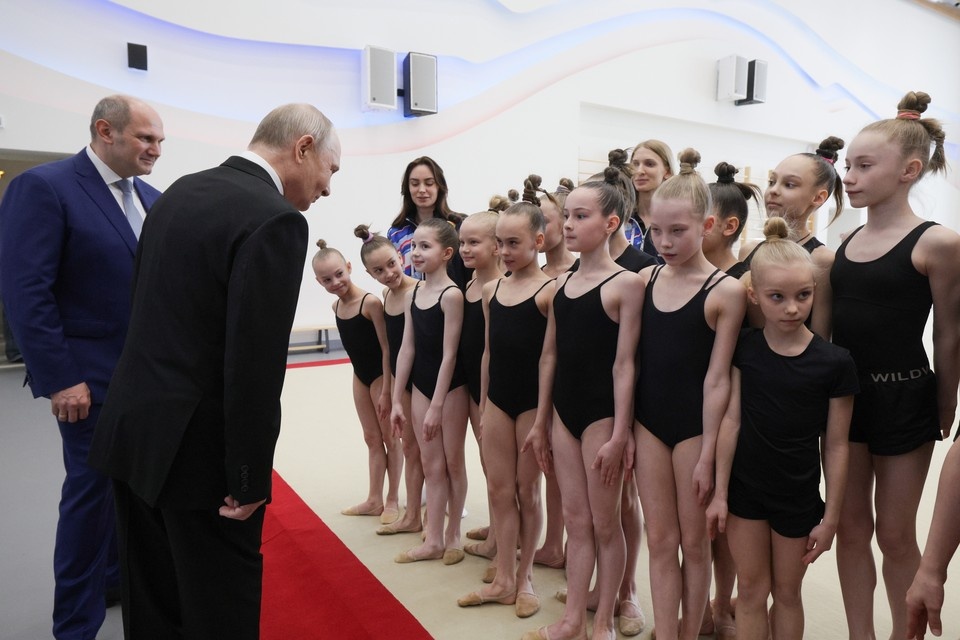    Владимир Путин пожелал гимнасткам успехов в карьере. Фото: Гавриил Григоров/ТАСС