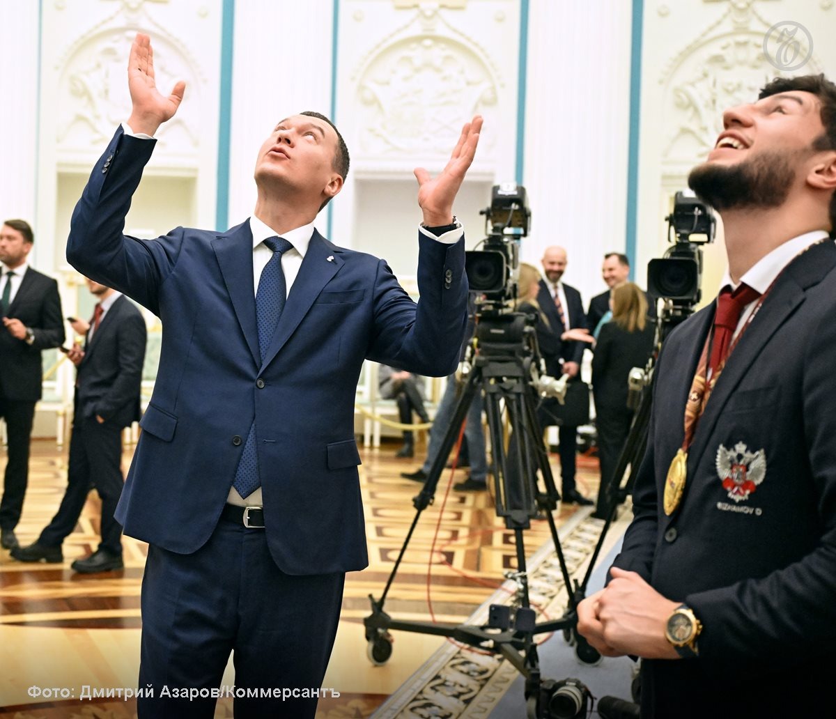Министр спорта Михаил Дегтярев (слева) с чемпионом мира по боксу Джамбулатом Бижамовым на вручении государственных наград в Екатерининском зале Кремля