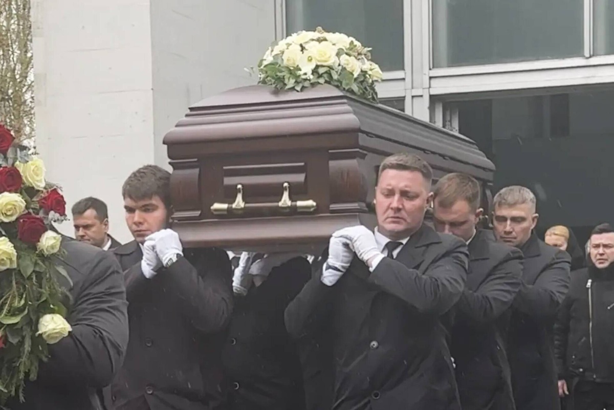     Гроб с телом Алексея Пиманова после прощания с ним вдовы вынесли из траурного зала Троекуровского кладбища - видео